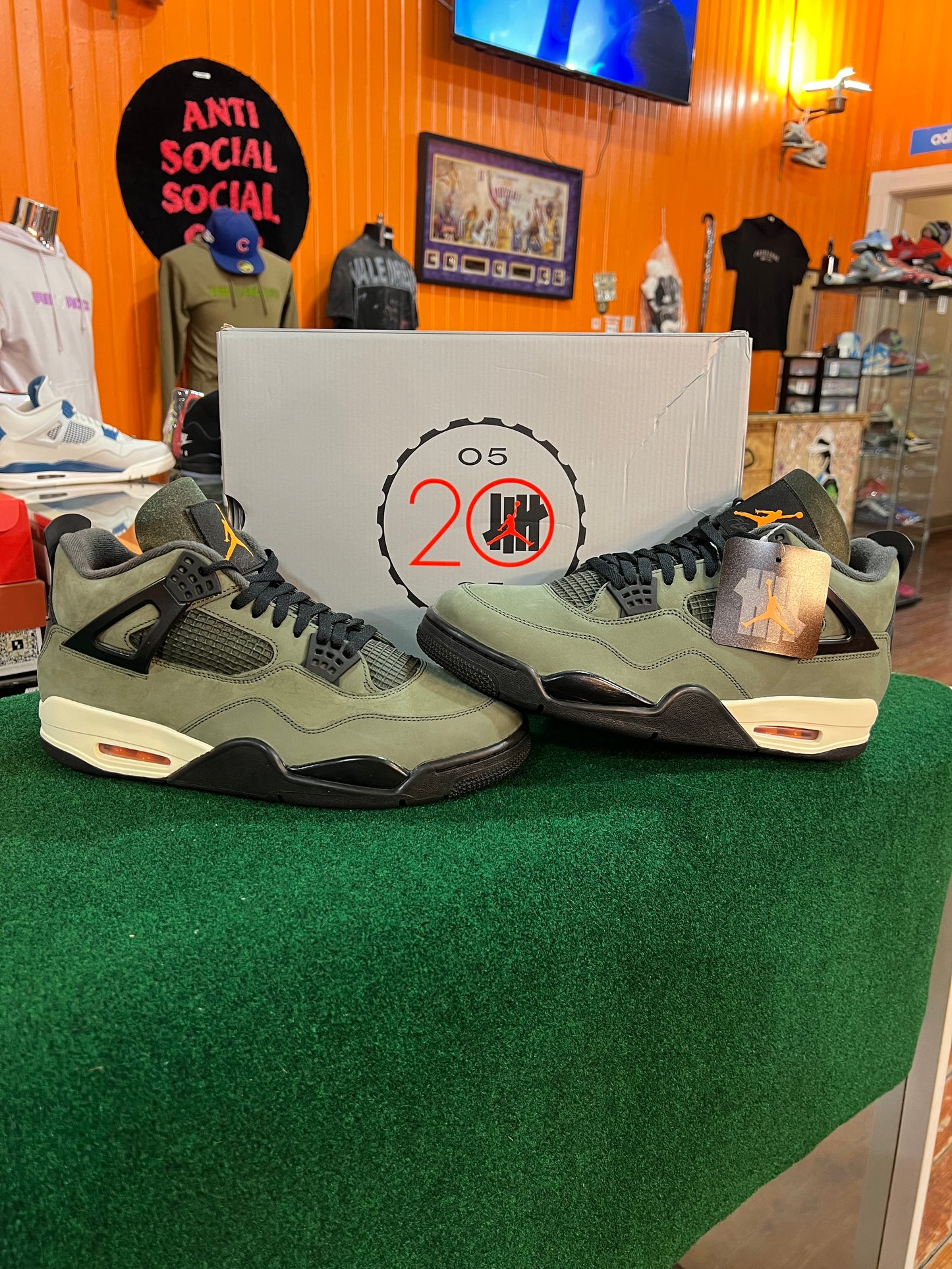 Jordan 4 (Undefeated)