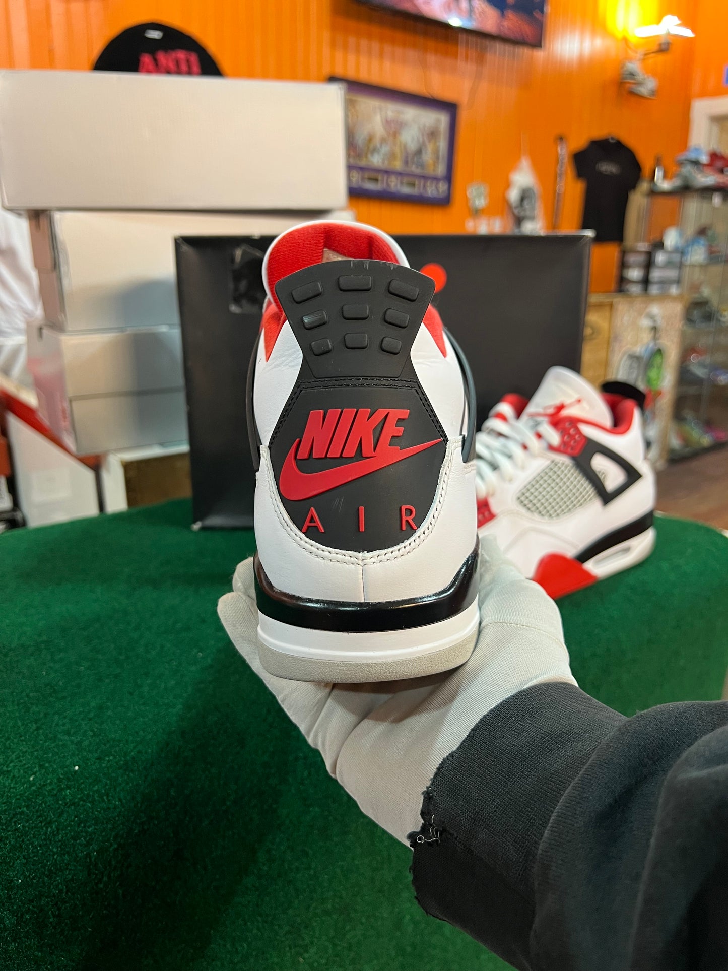 Jordan 4 (Fire Red)