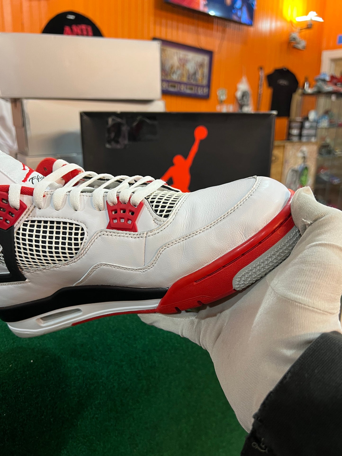 Jordan 4 (Fire Red)