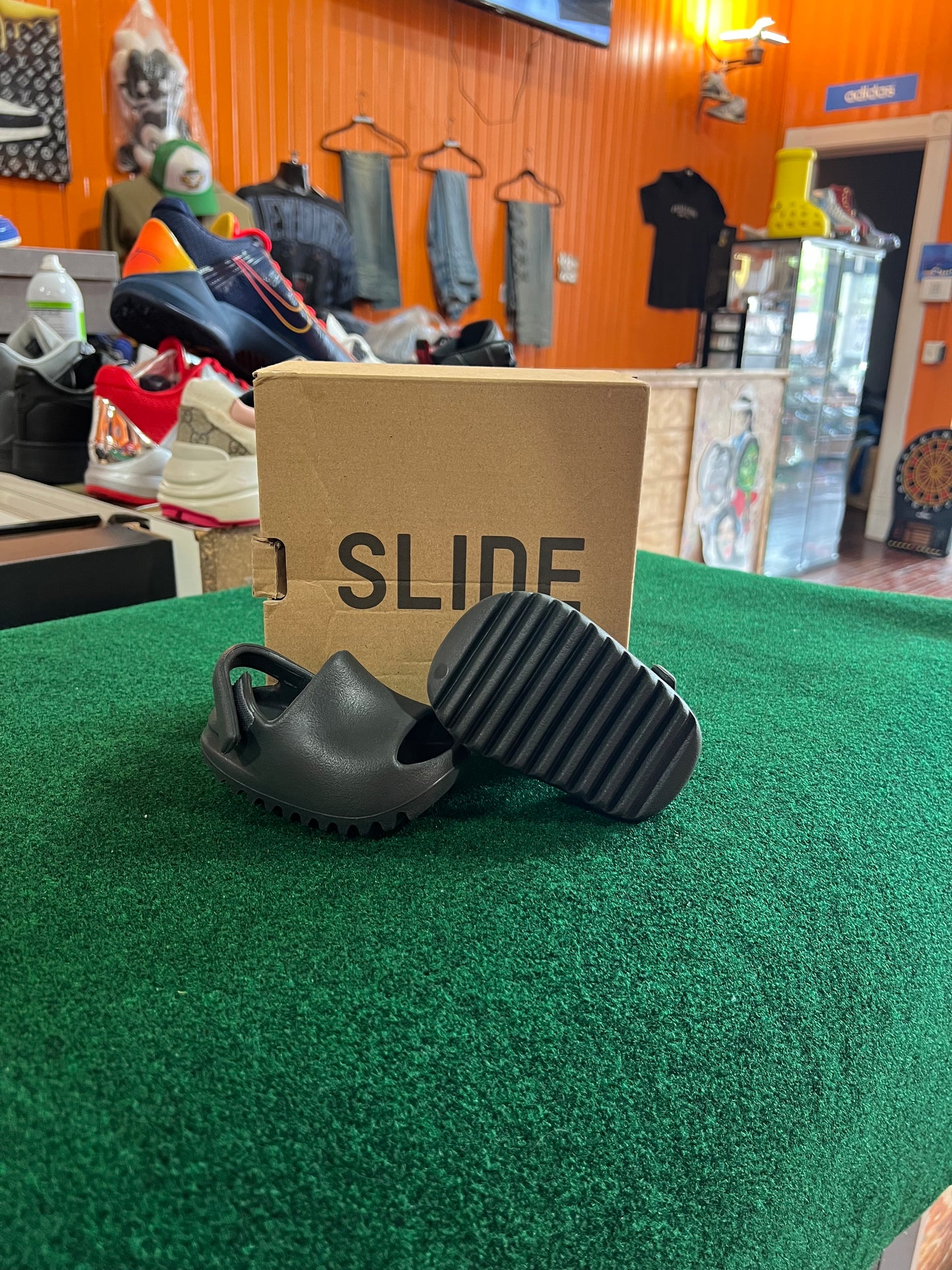 Yeezy Slide (Dark Onyx)
