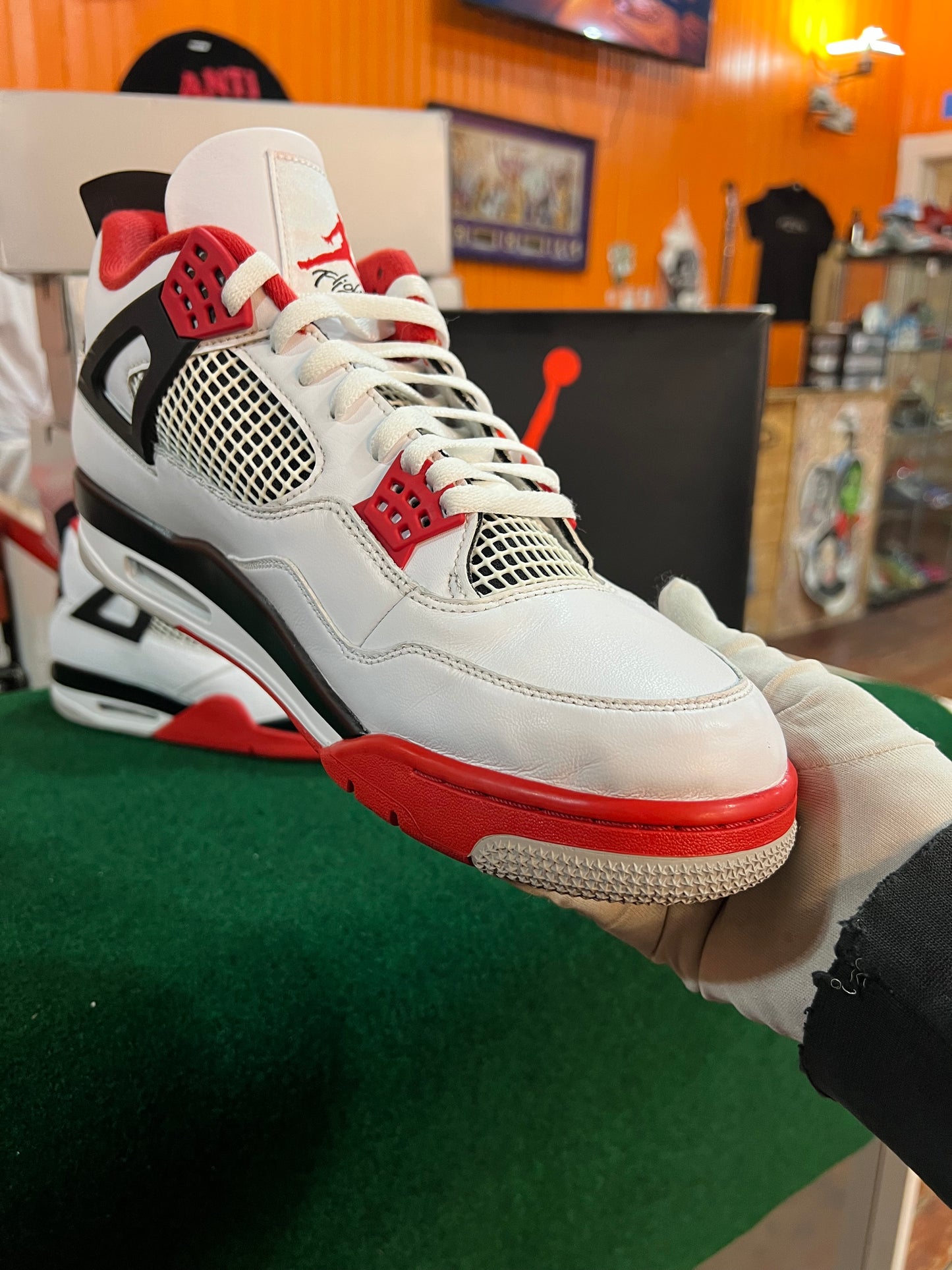 Jordan 4 (Fire Red)