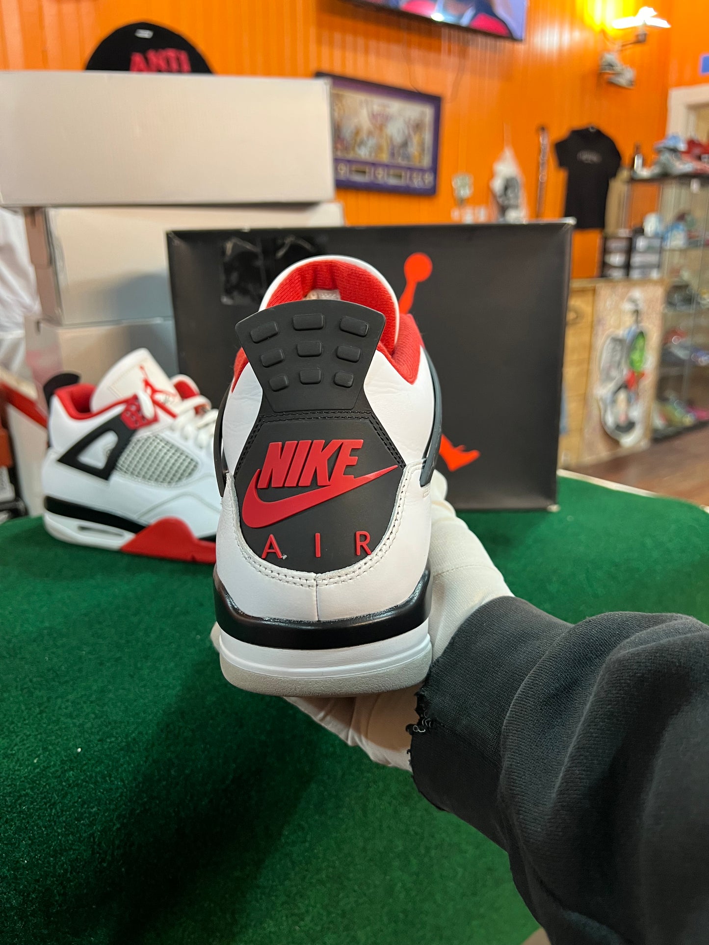 Jordan 4 (Fire Red)