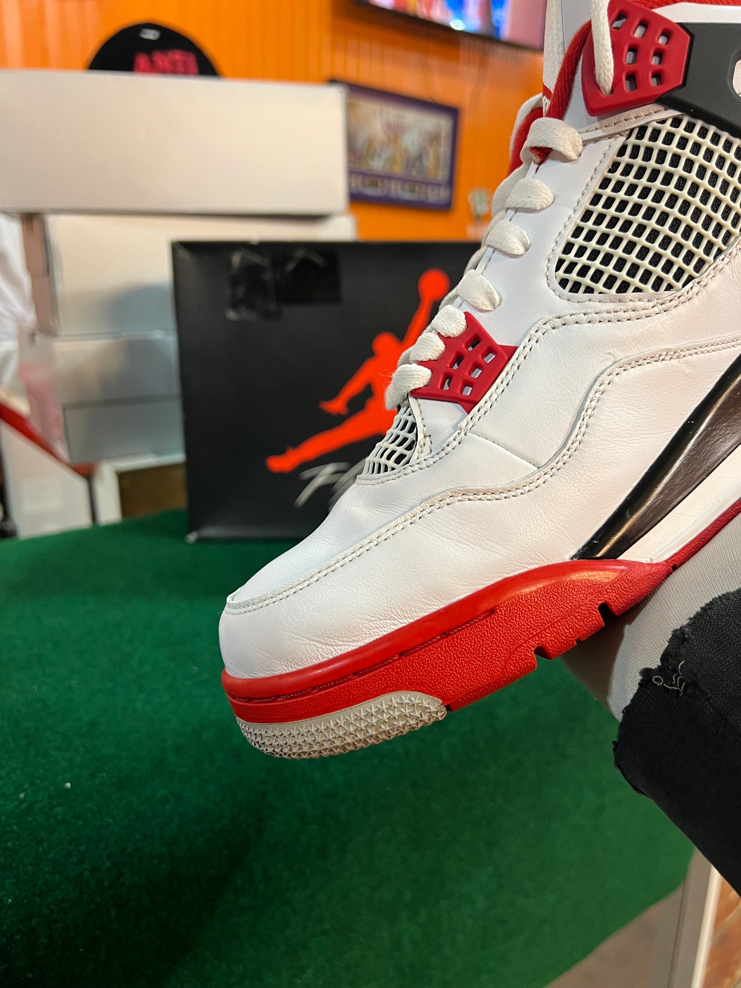 Jordan 4 (Fire Red)