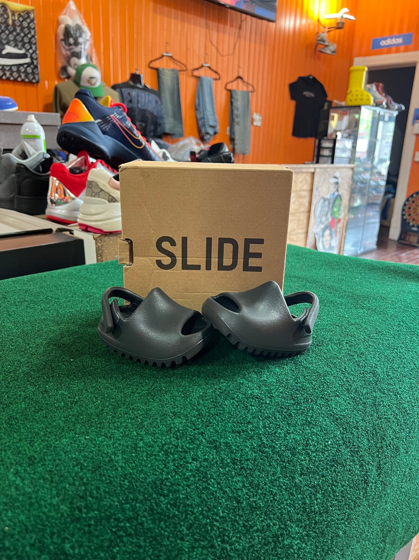 Yeezy Slide (Dark Onyx)