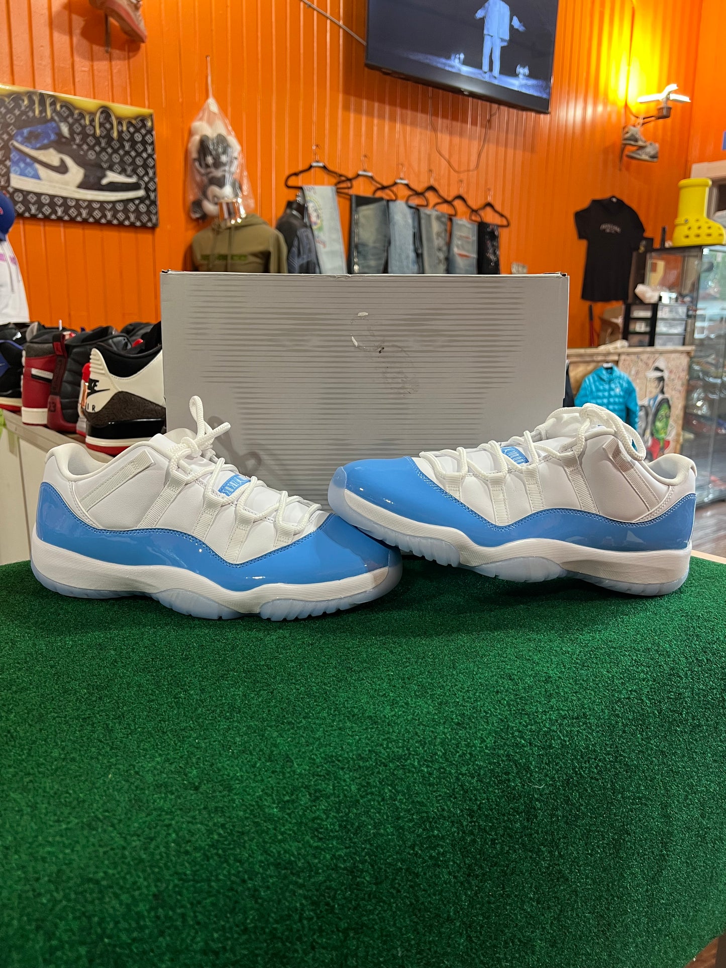 Jordan 11 (University Blue)