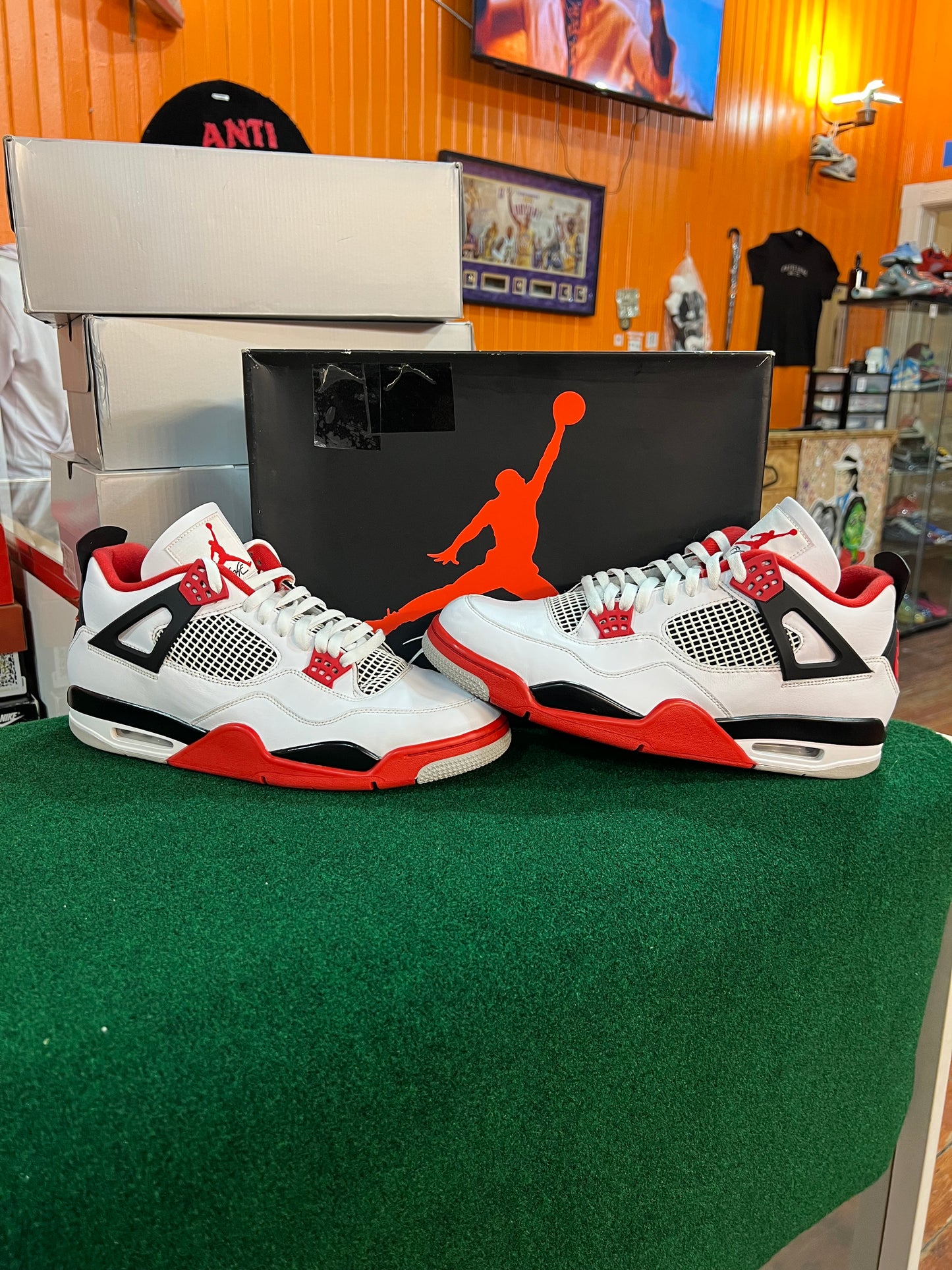 Jordan 4 (Fire Red)