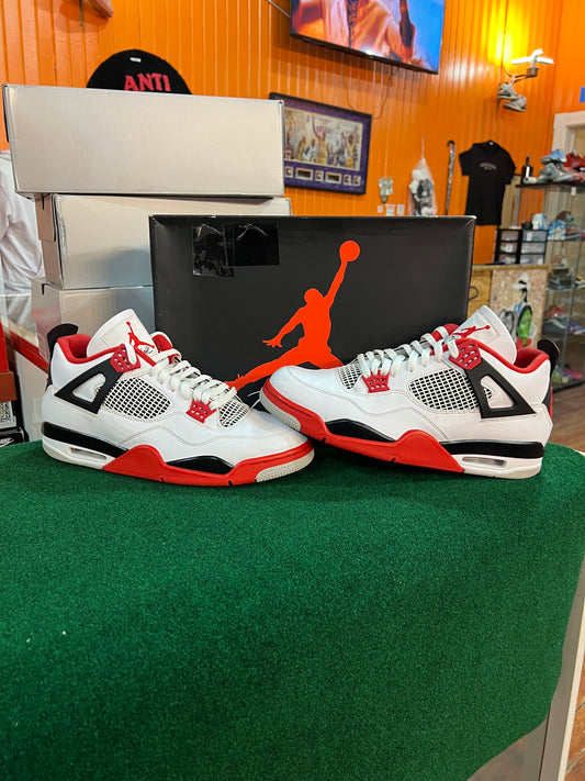 Jordan 4 (Fire Red)