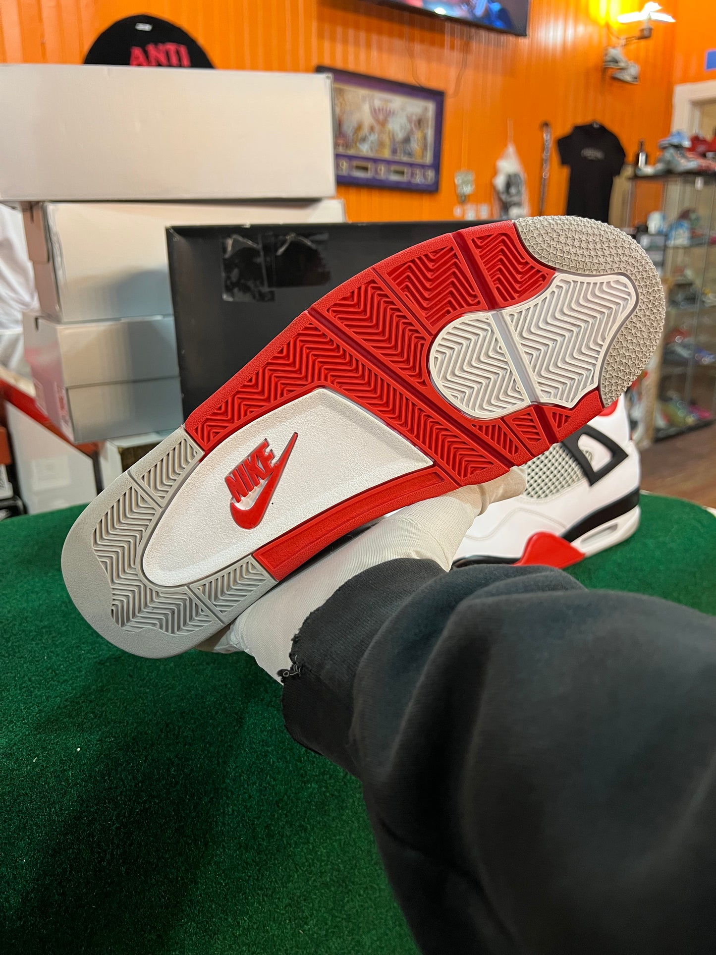 Jordan 4 (Fire Red)